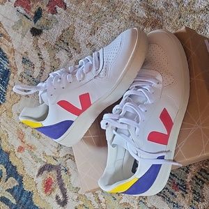 Veja v-10 sneaker women's size 8 EUC!